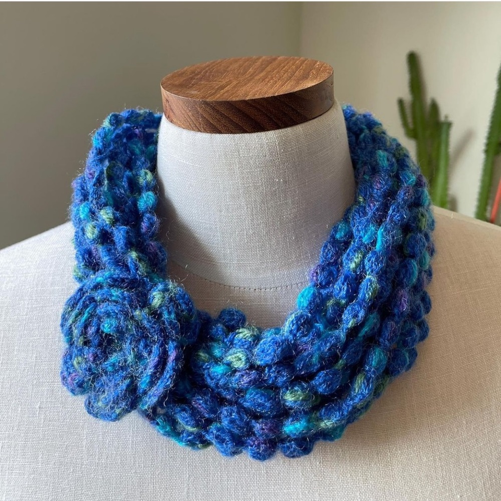 BRAND NEW - WOOLEN HANDMADE CROCHET NECKLACE - NECK WARMER